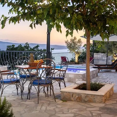 Lovely With Heated Pool And Sea View For 8 Persons
