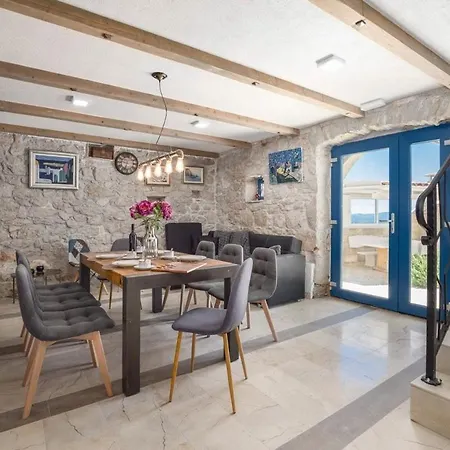 Villa Lovely With Heated Pool And Sea View For 8 Persons